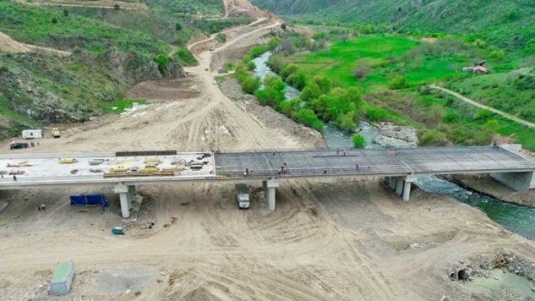    Laçından yan keçən yola sərhəd və gömrük postları qoyulmalıdır!   