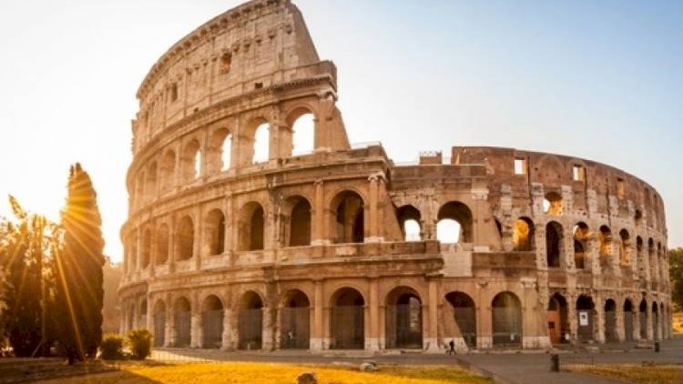    İtaliya COVID yasaqlarını ləğv etdi   