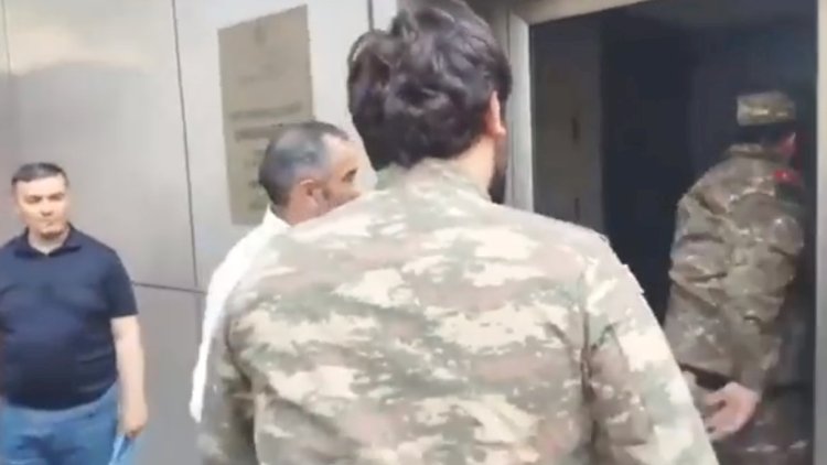    Etiraz edən qazilər nazirlik binasının qapısını qırdı – Video   