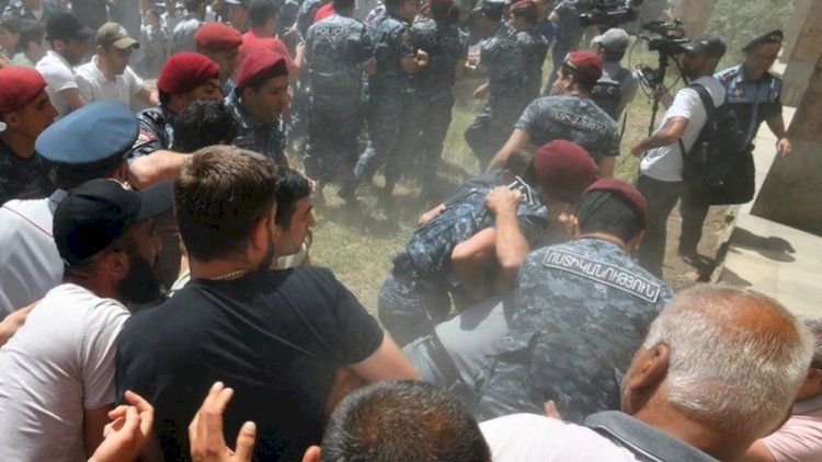    Ermənistanda etiraz aksiyalarında zorakılıq halları artıb   