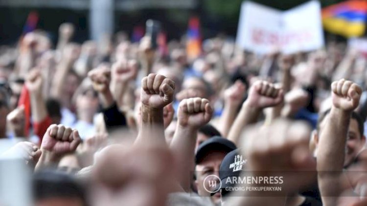    Müxalifət Xarici İşlər Nazirliyinin binasına doğru yürüş edir   