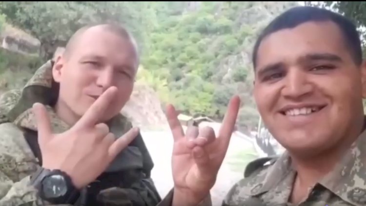    Rus əsgəri Füzuli uşaqlarına salam göndərdi, komandanlıq işə qarışdı   - Video