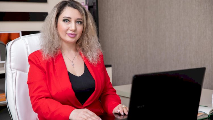    “Əvvəllər gəzəyən qadınları barmaqla göstərirdilər, indi gəzməyənləri...“   - Qalmaqallı açıqlama