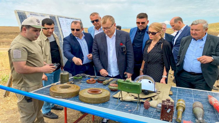    Boris Kollar minaların zərərsizləşdirilməsi prosesini izlədi   