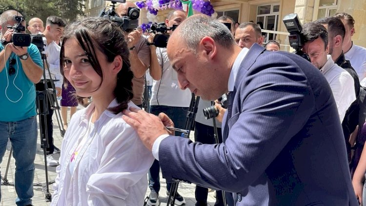    Nazir “Son zəng“ günü məzunların köynəyini ayzdı - FOTOLAR   