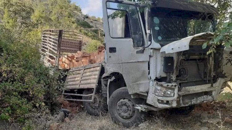    Gədəbəydə yük maşını dərəyə aşdı   