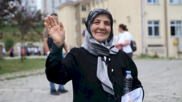    84 yaşlı qadın universitetə qəbul oldu   