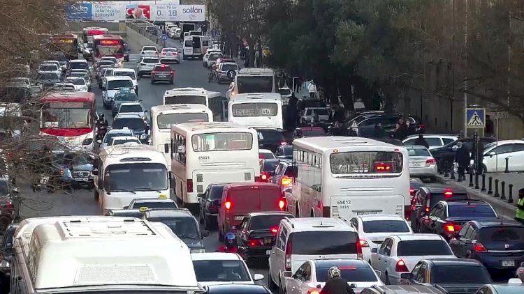    Bu yollarda tıxac var   