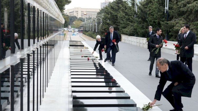    Lavrov Şəhidlər xiyabanını ziyarət etdi   