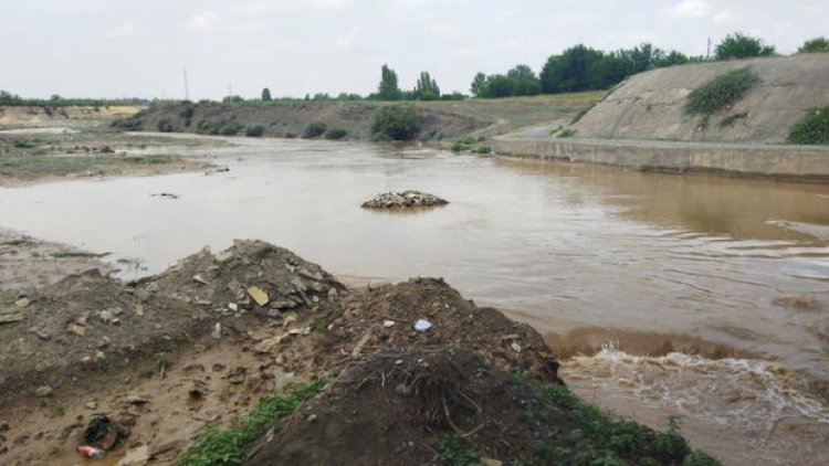    Ağdamda sel içərisində sərnişin olan avtomobili aparıb    