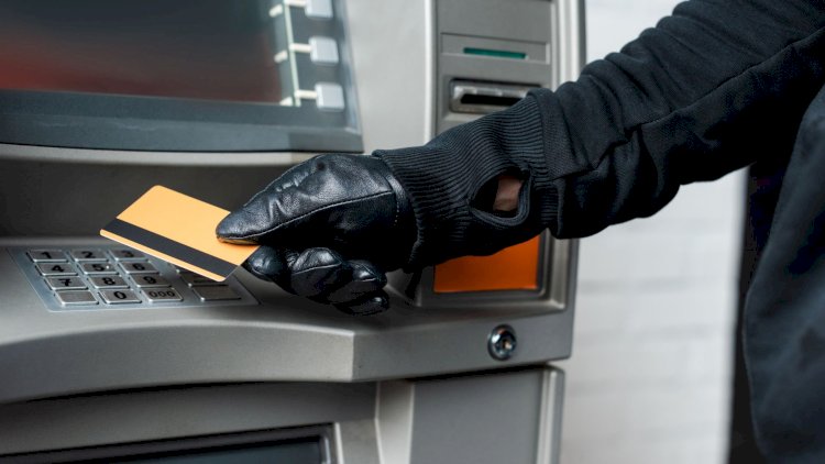    Polis bank hesablarından oğurluq edənlərə qarşı əməliyyat keçirdi   