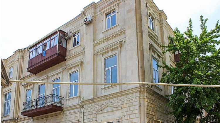    Tarixi binanın damında qanunsuz tikili söküldü -   “Ərazi nəzarətə götürülüb“