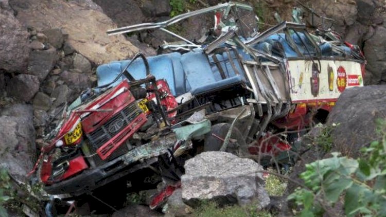    Avtobus dərəyə aşdı, 19 nəfər öldü   