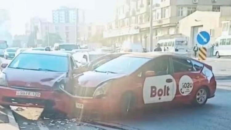    Bir gündə Bakıda beş taksi qəza törətdi: Üçü “Prius”dur - Fotolar   