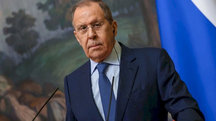   Lavrov gözlərini yumub ağzını açdı    