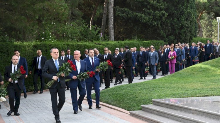    Diplomatlar Fəxri xiyaban və Şəhidlər xiyabanını ziyarət etdilər   