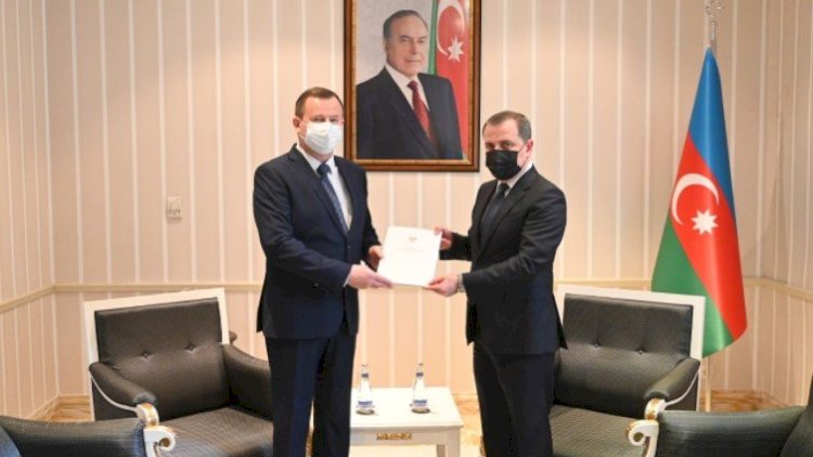    “Bəlkə nazirin dodağı uçuqlayıb?” -   YAP-çı deputatdan maraqlı açıqlama