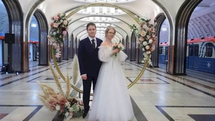    Moskva metrosunda üç cütlük evləndi   