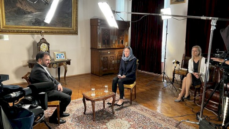    İranlı nazirlə üzbəüz oturan hicabsız qadın - Sosial mediada tufan   