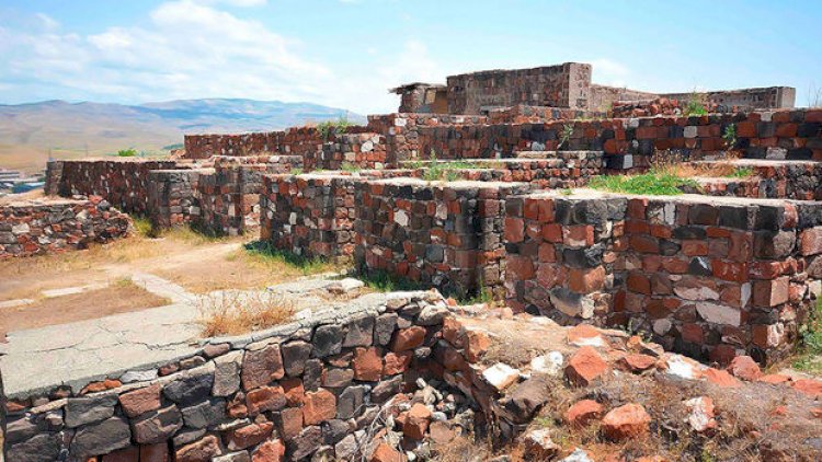    Rusiyalı turistlər Ermənistandakı qədim qalada porno çəkdilər   