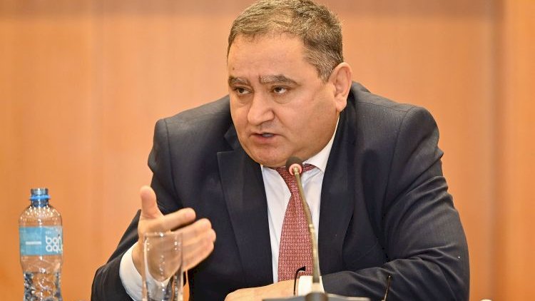    Deputat məmuru tənqid etdi: “O, atası yaşındakı kişiləri təhqir edir”   