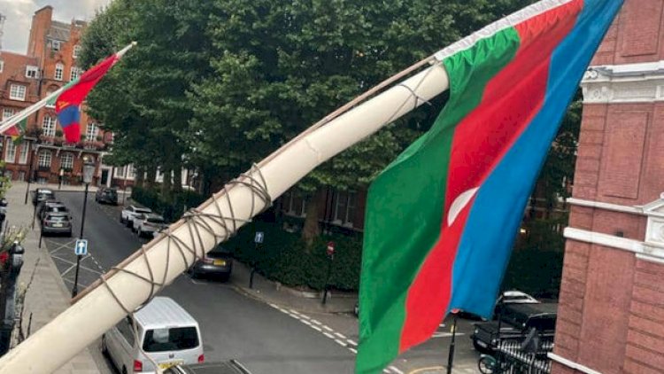    Azərbaycanın Londondakı səfirliyinin önündə üçrəngli bayrağımız dalğalanır   