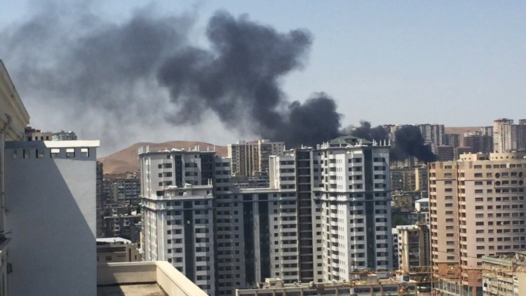    Bakıda çoxmərtəbəli bina   YANIR