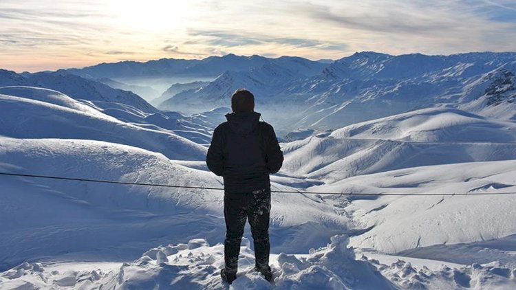    Şəkil çəkən turist Alp dağlarından yıxılıb öldü   