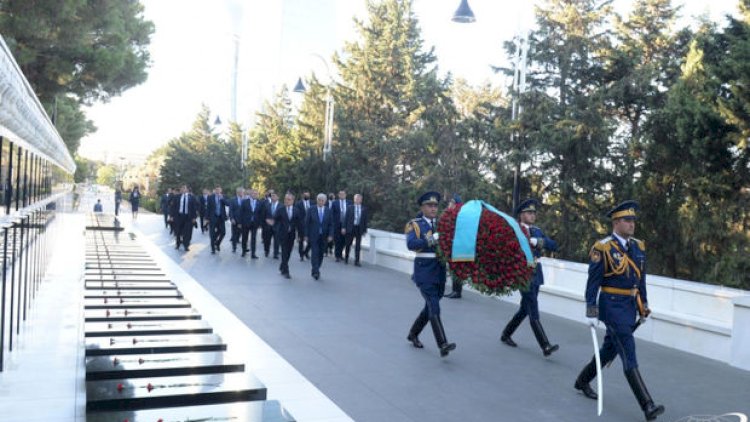    Qazaxıstan prezidenti Şəhidlər xiyabanını ziyarət etdi - Fotolar   