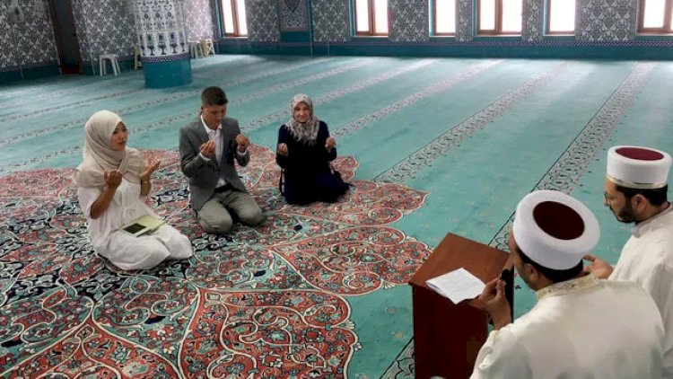    Yapon qadın ərinin ibadətindən təsirlənib müsəlman oldu - FOTOLAR   