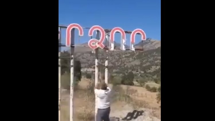    Laçında ermənicə yazılmış yol nişanı dağıdıldı – Video   