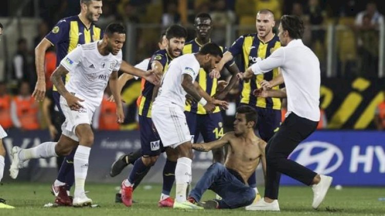    Stadionda İNSİDENT: Fanat “Beşiktaş“ın futbolçusunu təpiklə vurdu   