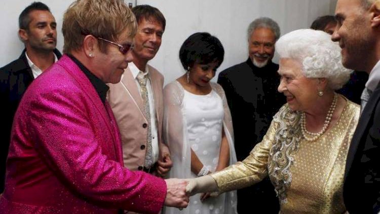    Elton Con kraliçadan danışdı: “Onun üçün çox darıxacağam“   