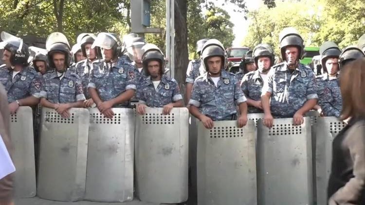    Ermənistanda istefa tələbi ilə aksiya başladı   