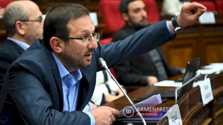    Ermənistan parlamentində ara qarışıb məzhəb itdi   