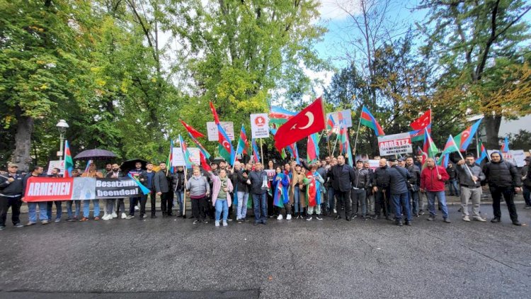    Azərbaycan icması Berlində Ermənistan səfirliyi önündə piket keçirdi - Fotolar   