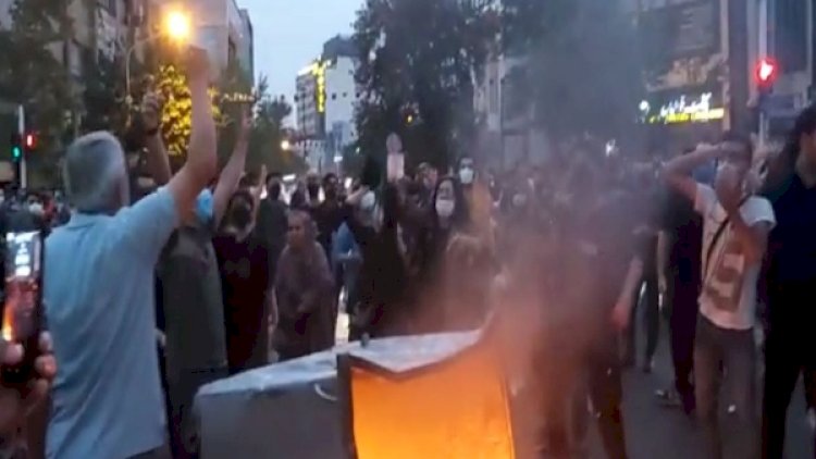    İran çalxalanır: Etirazçılar polisi yandırdı   - VİDEO