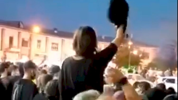    İranda qadınlar kütləvi şəkildə çadradan imtina edir – Video   