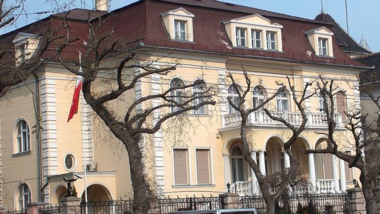    İranın Yunanıstandakı səfirliyinə hücum oldu   