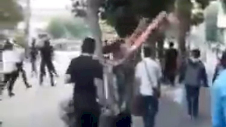    Ərdəbildə etirazçılar polisi qaçmağa məcbur etdi   