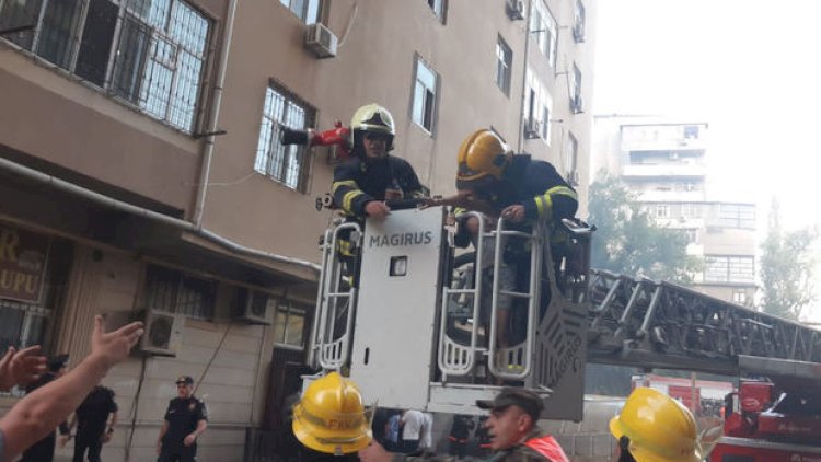    Bakıda yaşayış binasında baş verən yanğın söndürüldü - Video   