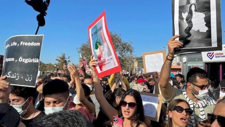    İstanbulda iranlı qadınlara dəstək aksiyası keçirildi   
