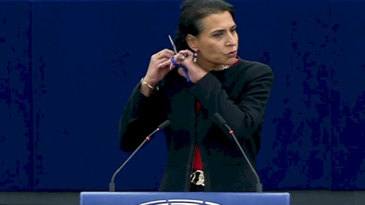    Avropa Parlamentinin deputatı tribunada saçını kəsdi -   VİDEO