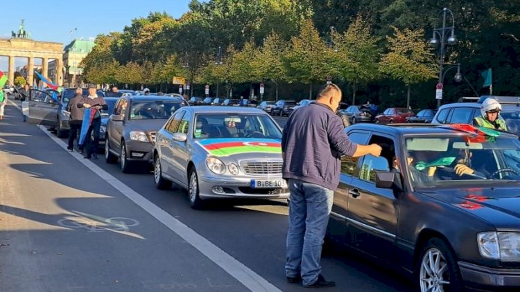    Berlində Ermənistanın hərbi cinayətlərinə etiraz olaraq avtoyürüş keçirildi - Fotolar   