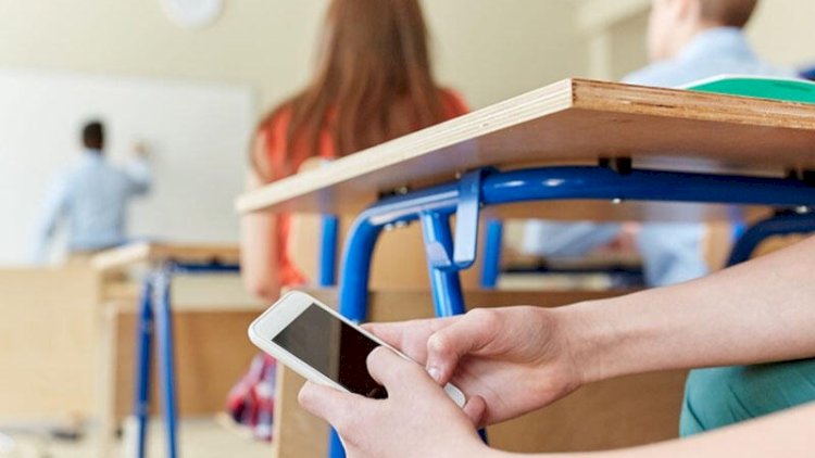   Məktəblərdə şagirdlərə telefon qadağası qoyuldu   