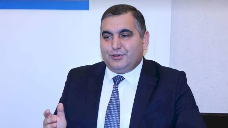    Biri ayağımızın altını, o biri də büdcəni silib-süpürür…   