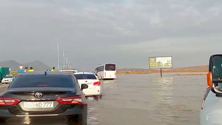    Bakının girişində magistral yolu su basdı – Video   