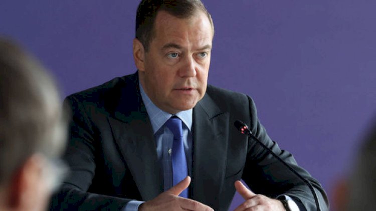    Medvedev Makronu sərt tənqid etdi: “Ayıb olsun, cənab Prezident!”   