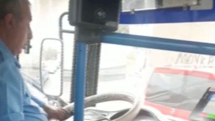   Bakıda avtobusda filmə baxan sürücü və təhlükə ilə üz-üzə qalan sərnişinlər - Video   
