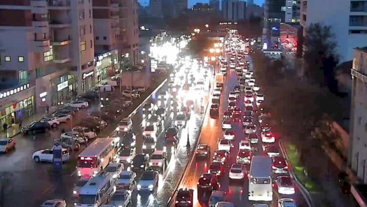    Tıxac bəlası: Bakı partlayış ərəfəsində - İş vaxtı dəyişdirilə bilər   